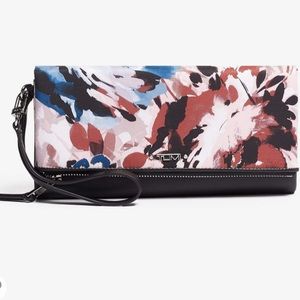 NWT TUMI Voyageur Travel Wallet Card Holder Color Blush Floral authentic NEW